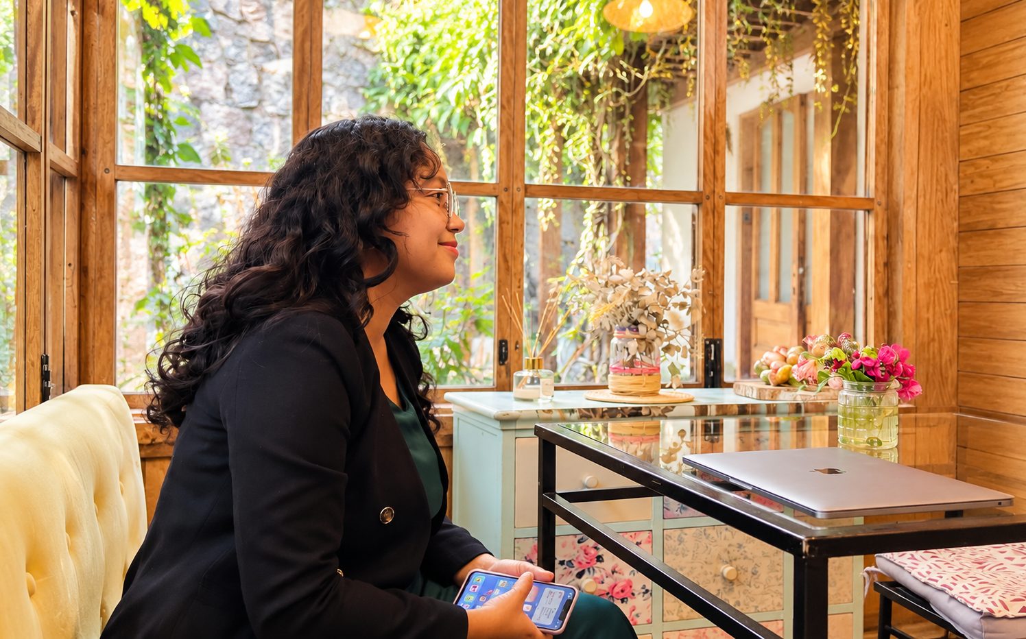 Entrepreneure qui planifie ses publications sur les réseaux sociaux
