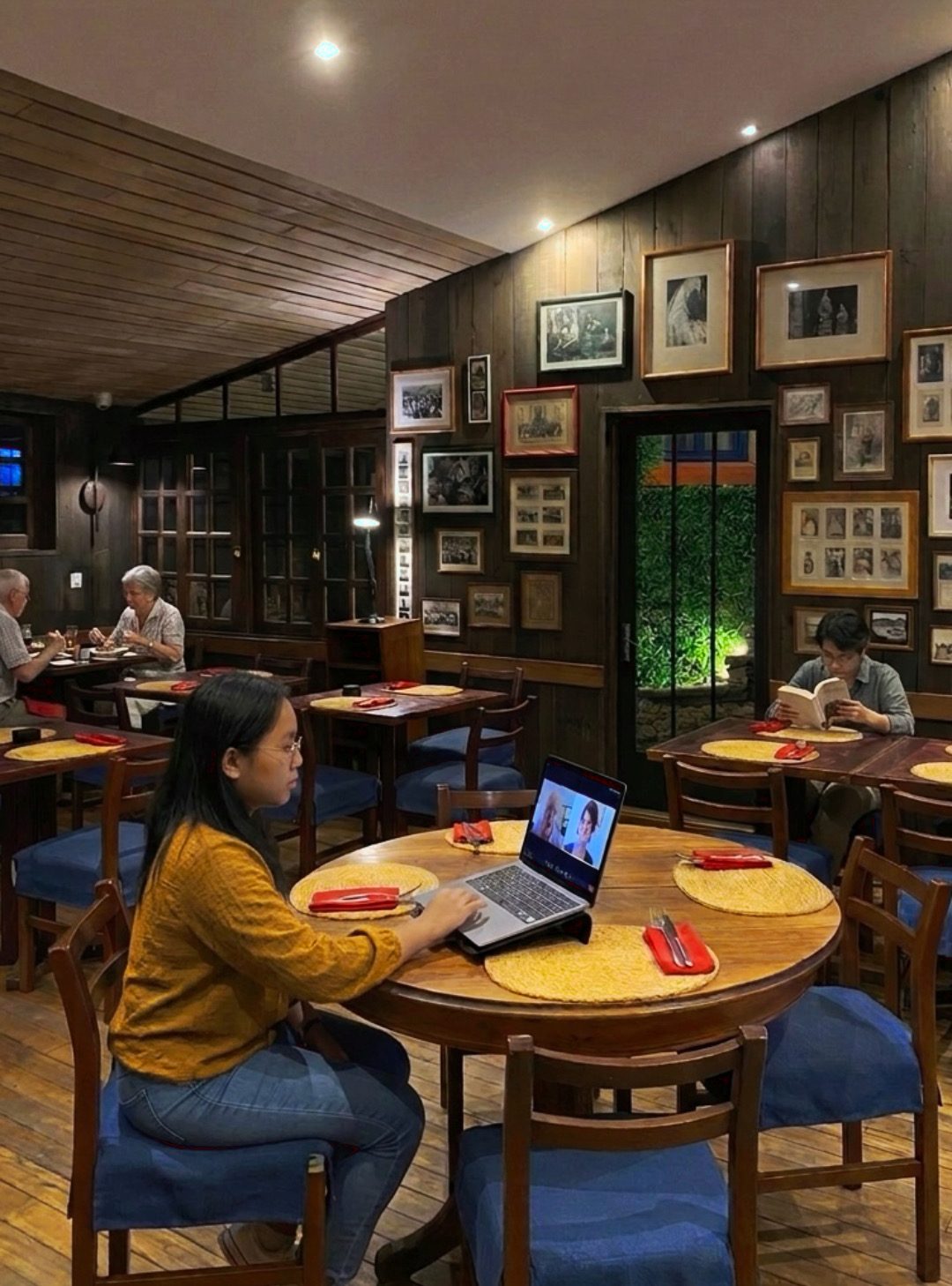 Mia travaillant depuis un café à Antananarivo