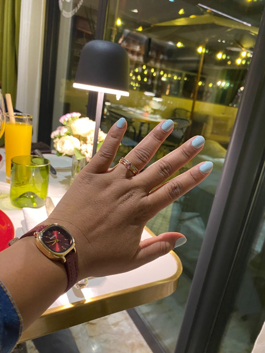 Détail de bijoux au restaurant